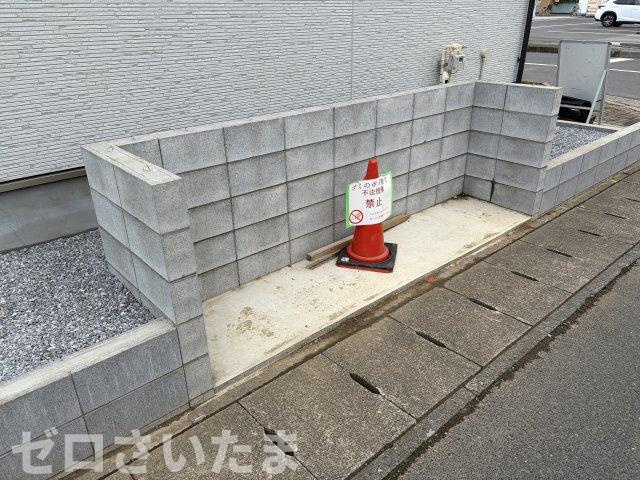 《仲介手数料無料》久喜市青毛１丁目6-1新築一戸建てハートフルタウンのその他|ゴミ置場はA号棟の脇にあります。