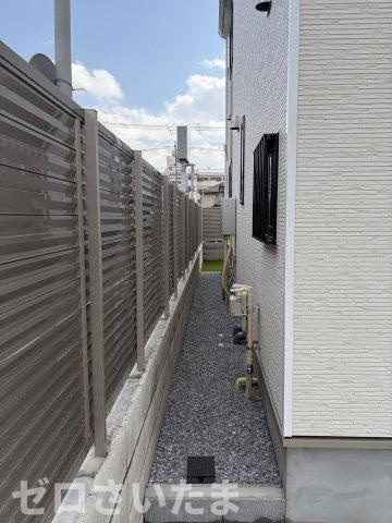 《仲介手数料無料》久喜市青毛１丁目6-1新築一戸建てハートフルタウンの外観|建物左側隣地との境界