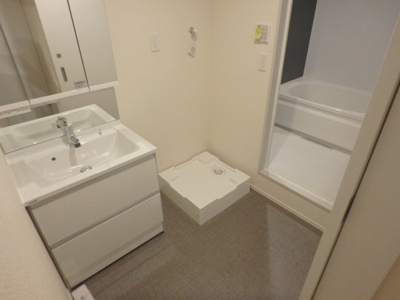 【洗面所】 | ＣｈiｃＰｉｅｃｅ西宮北口 | ゆとりの洗面スペースで朝の身支度もスムーズ