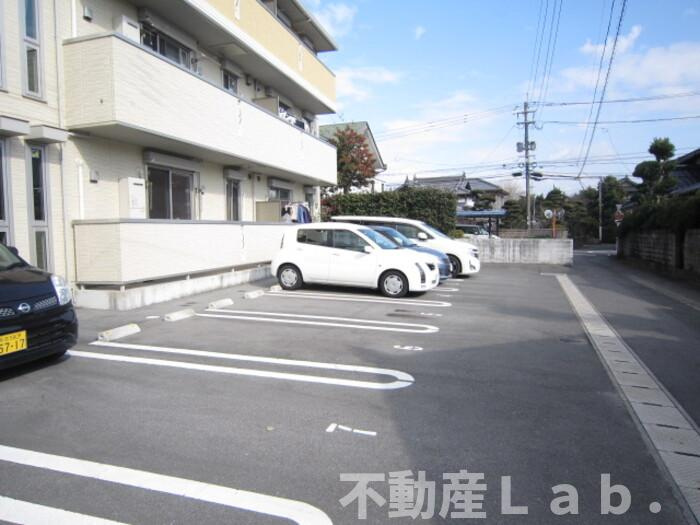 グレイス近見の駐車場