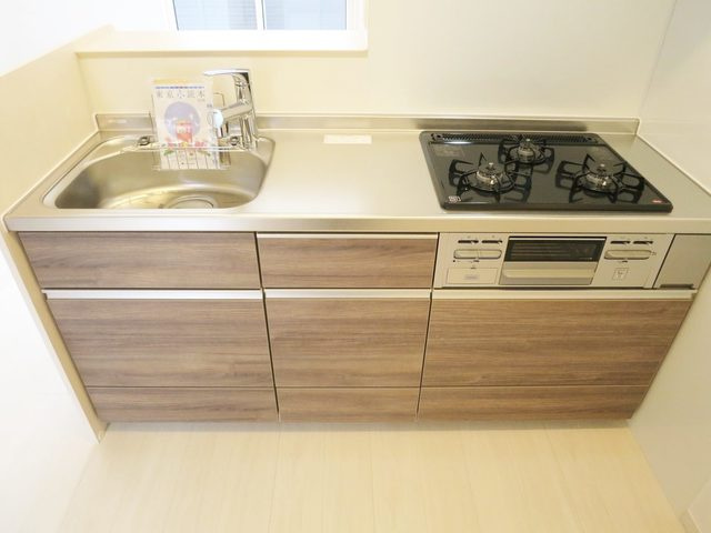 ヴェルエールのキッチン|三口ガスコンロとグリル付のシステムキッチン！