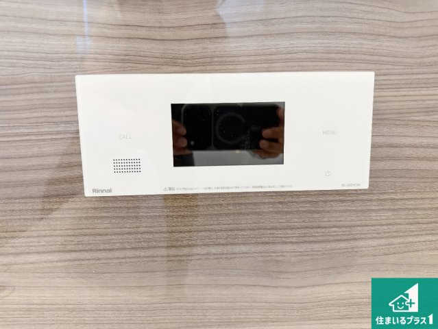 尼崎市塚口町　第1期　新築一戸建てのキッチン|リビングと統一感があり、使い勝手のいいキッチン。広々としているので、二人並んで作業が出来ちゃいます。お子様と一緒に色々なお料理に挑戦できるスペースがあります。