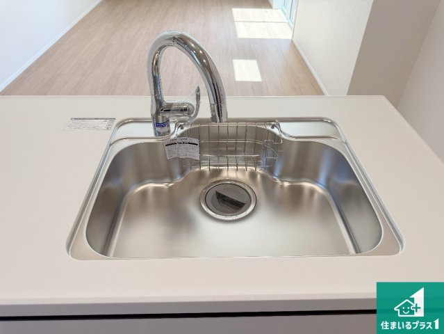 尼崎市塚口町　第1期　新築一戸建ての独立洗面台|清潔感のある洗面台です。フラットな鏡は掃除がしやすく毎日清潔！ホースは引き出して使えるので洗顔やお掃除の際に便利です！