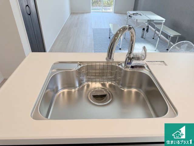 尼崎市塚口町　第1期　新築一戸建ての独立洗面台|清潔感のある洗面台です。フラットな鏡は掃除がしやすく毎日清潔！ホースは引き出して使えるので洗顔やお掃除の際に便利です！