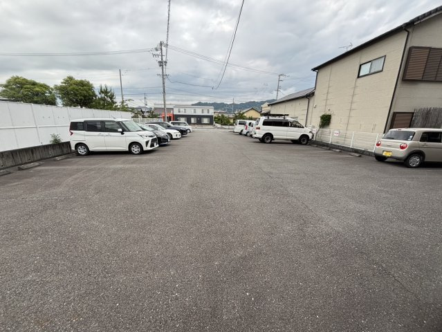 ドルフィンの駐車場