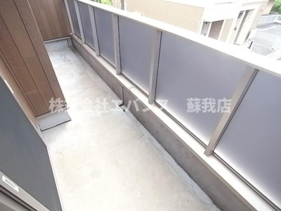 【バルコニー】 | ヴァンヴェール・ヒルD | 外からの目が気にならないバルコニーで洗濯物が干せます