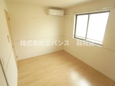 【寝室】 | ヴァンヴェール・ヒルD | 広くて明るい寝室