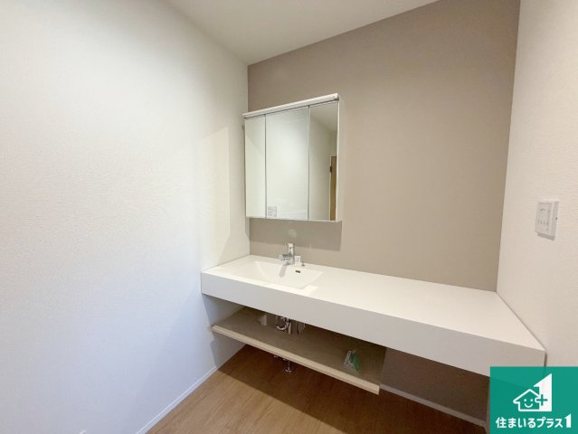 尼崎市塚口町　第1期　新築一戸建ての独立洗面台|清潔感のある洗面台です。フラットな鏡は掃除がしやすく毎日清潔！鏡裏には収納があるのでスッキリとした洗面台が保てます。