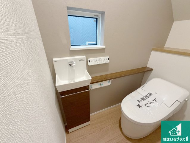 尼崎市塚口町　第1期　新築一戸建てのトイレ|1・2階の2ヶ所にあるので、朝の忙しい時間の順番待ちもなく、深夜の利用にも大変便利です。