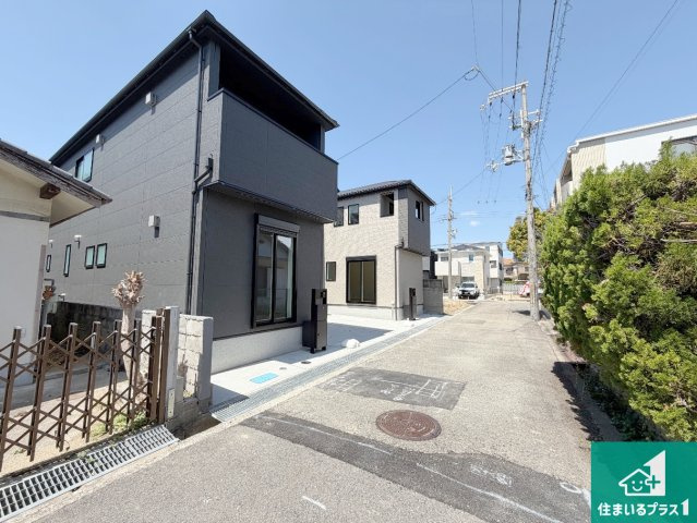 尼崎市塚口町　第1期　新築一戸建ての前面道路含む現地写真|周辺は閑静な住宅街！前面道路広々で車の出し入れも便利です。駐車が苦手な方でも安心して車庫入れできます！