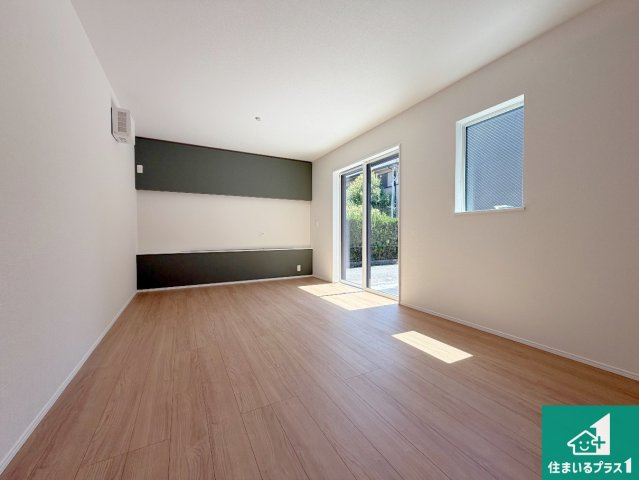 尼崎市塚口町　第1期　新築一戸建ての居間・リビング|日当たり良好の明るいリビングで朝の目覚めもスッキリできそう！対面キッチンでご家族のコミュニケーションも自然と増える設計！小さなお子様が遊ぶスペースを作っても広々とくつろげるLDK！