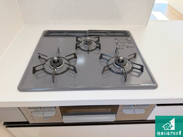 尼崎市塚口町　第1期　新築一戸建ての設備|ダブル高火力Ｓｉセンサー付きコンロ！３口あるので、まとめて料理をする時も大活躍！