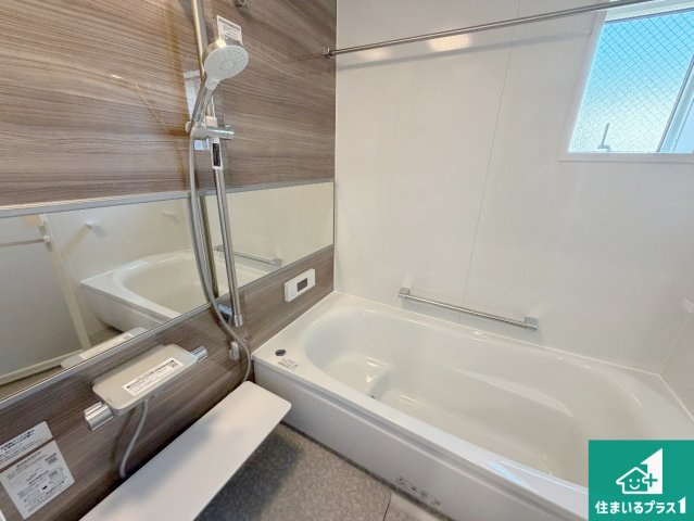 尼崎市塚口町　第1期　新築一戸建ての浴室|足をゆったり伸ばして寛げる浴槽です。窓が設けられていますので差し込む光が明るく穏やかな雰囲気にしてくれます♪浴室乾燥機も設置しているので、雨の日の洗濯物も安心です♪