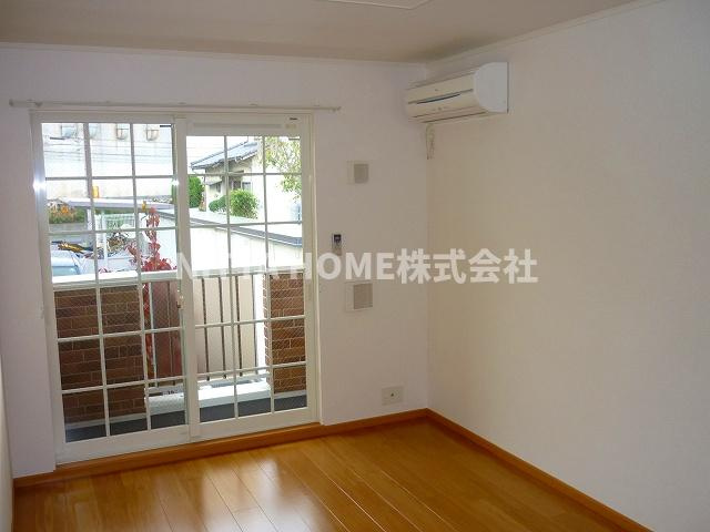 ベル　グランデ　ヤサカ　Ａの居間・リビング|カウンターキッチンを採用した１０帖のリビングルーム◇