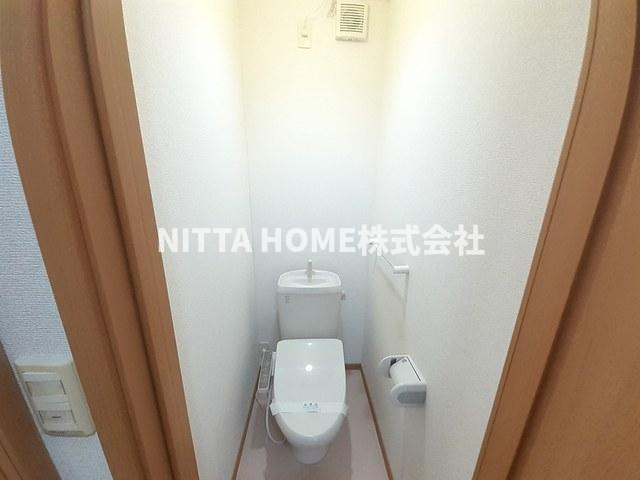 ベル　グランデ　ヤサカ　Ａのトイレ|温水洗浄付きのトイレが１階にあります◎