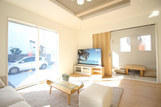 【居間・リビング】 | 芳賀小学校・郡山第四中学校　郡山市芳賀３丁目　BLOOMING GARDEN　全９棟　１号棟 | ２０.１２帖の広々したリビングダイニング♪　折り上げ天井で開放感があります♪　同社施工例