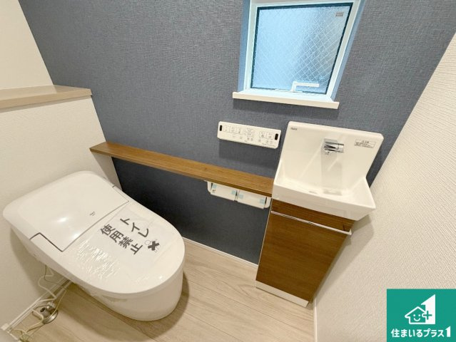 尼崎市塚口町　第1期　新築一戸建てのトイレ|1・2階の2ヶ所にあるので、朝の忙しい時間の順番待ちもなく、深夜の利用にも大変便利です。