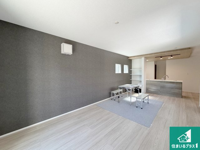 尼崎市塚口町　第1期　新築一戸建ての居間・リビング|シンプルなリビングは、観葉植物等のインテリアを楽しめますね！パパ好みにも、ママ好みにも家具次第で雰囲気を変えることができます！