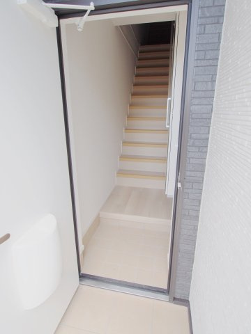 広島市安芸区矢野東６丁目のアパートの玄関