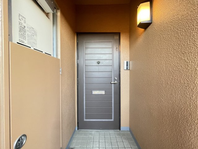 キングスコート豊田生駒の玄関