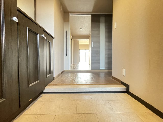 キングスコート豊田生駒の玄関