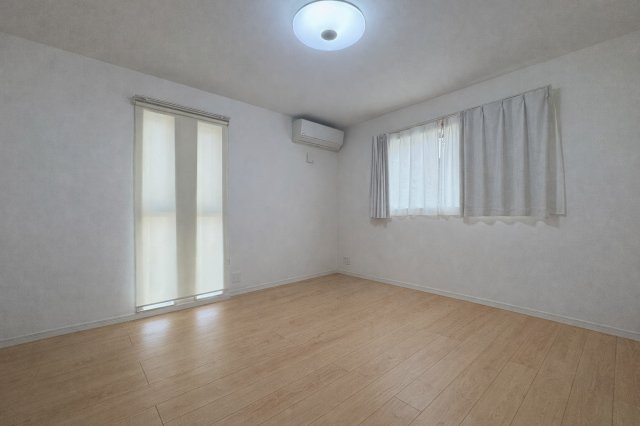 東区藤見町2丁目　中古戸建の洋室|プライバシー保護のため家具消し修正をしています。
二面採光で明るく、風通しの良い洋室。
シンプルな形で家具配置もしやすく、
子ども部屋や書斎など多目的に使える空間です。