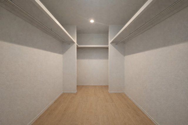 東区藤見町2丁目　中古戸建の収納|プライバシー保護のため家具消し修正をしています。
ウォークインクローゼットを完備。
衣類はもちろん季節物やスーツケースまで収納でき、
寝室をすっきり使える嬉しい空間です。