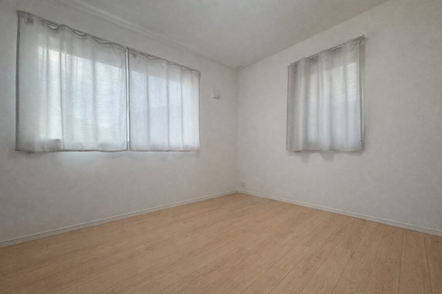 東区藤見町2丁目　中古戸建の洋室|プライバシー保護のため家具消し修正をしています。
二面に窓を配した明るい洋室。
やわらかな自然光が入り、風通しも良好。
家具配置しやすく、子ども部屋や在宅ワーク用にも使いやすい空間です。