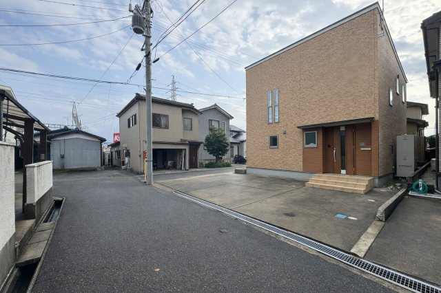 東区藤見町2丁目　中古戸建の前面道路含む現地写真|玄関までのアプローチがシンプルで、
日常の出入りはもちろん、
ベビーカーや将来的な生活変化にも対応しやすい点が魅力です。