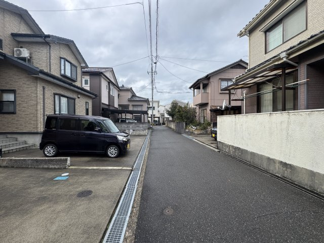 東区藤見町2丁目　中古戸建の前面道路含む現地写真|周辺は戸建住宅が並ぶエリアで、
静かで生活しやすい環境。
子育て世代からご夫婦世帯まで、幅広くおすすめできます。
