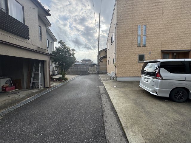 東区藤見町2丁目　中古戸建の前面道路含む現地写真|正面の窓はサイズ・位置ともに工夫されており、
道路からの視線を気にせず生活しやすい設計。
採光を確保しつつ、落ち着いた住環境が保たれています。