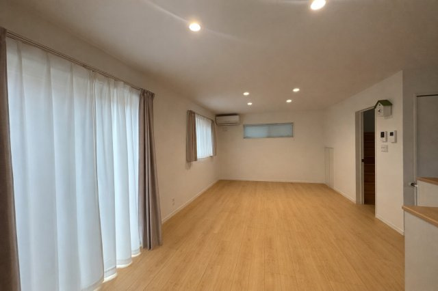 東区藤見町2丁目　中古戸建の居間・リビング|プライバシー保護のため家具消し修正をしています。
ダウンライトが映える明るく開放的なLDK。
大きな窓から自然光が入り、家具配置もしやすい整形空間。
シンプルでどんなインテリアにも馴染みます。
