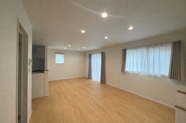 東区藤見町2丁目　中古戸建の居間・リビング|プライバシー保護のため家具消し修正をしています。
窓が多く、自然光が心地よく入る明るいLDK。
ダウンライトで夜も落ち着いた雰囲気に。
広さと開放感があり、家族でゆったり過ごせる空間です。