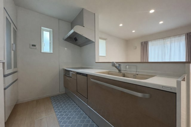 東区藤見町2丁目　中古戸建のキッチン|プライバシー保護のため家具消し修正をしています。
リビングを見渡せる対面キッチン。
作業スペースが広く、収納も充実。
小窓付きで換気もしやすく、
家事がはかどる使い勝手の良いキッチンです。