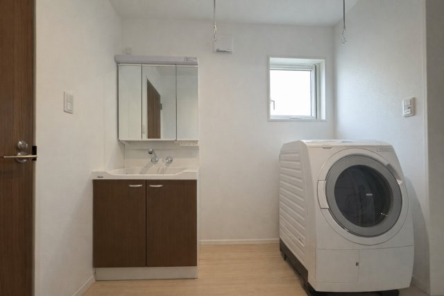 東区藤見町2丁目　中古戸建の独立洗面台|プライバシー保護のため家具消し修正をしています。
洗面室はゆとりある広さを確保。
室内干しにも対応でき、天候を気にせず洗濯可能。
小窓付きで換気もしやすく、家事動線の良い快適な空間です。