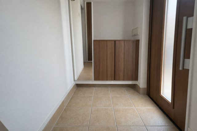 東区藤見町2丁目　中古戸建の玄関|プライバシー保護のため家具消し修正をしています。
玄関はゆとりある広さで、
シューズ収納も充実。
明るく清潔感があり、
来客時も気持ちよく迎えられる玄関です。