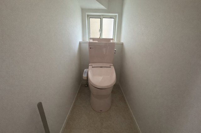 東区藤見町2丁目　中古戸建のトイレ|プライバシー保護のため家具消し修正をしています。
小窓付きで明るく換気しやすいトイレ。
温水洗浄便座付きで快適。
清潔感があり、落ち着いて使える空間です。