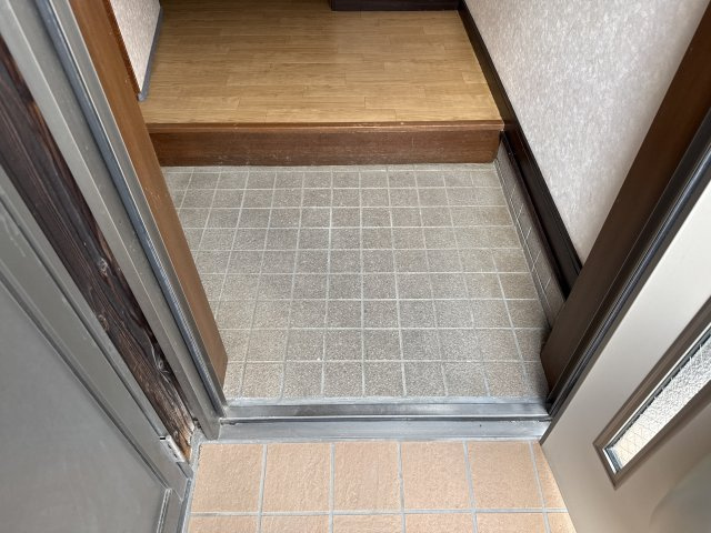 青山１丁目貸家の玄関