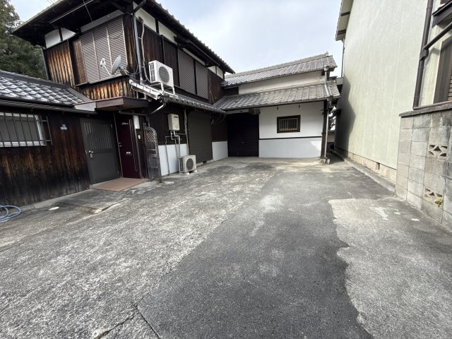 青山１丁目貸家の駐車場