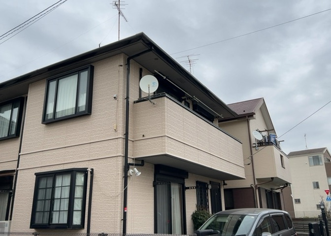【外観】 | バルコニーは、室外の専用スペースのうち、「屋根がなく開放された空間」であるものを指します。ベランダより広いタイプのものが多く、日当たりもよいため家庭菜園などを楽しみたい人にとって適した環境となります。