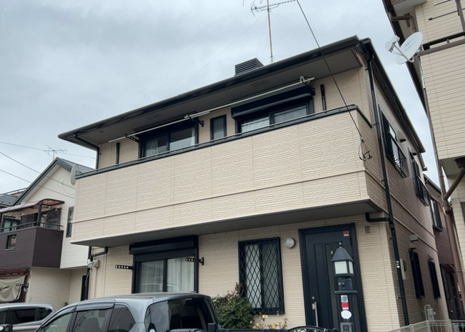【外観】 | 現地に行くなら、物件の周囲の地形がどうなっているかを見ることも大切です。周辺より低くなっている土地では、大雨などで水が集まりやすいため、地盤が弱くなっているということも考えられるため、注意が必要です。
