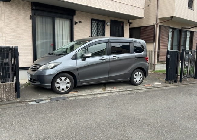 【駐車場】 | 車一台あたりに必要なスペースは、標準サイズの普通自動車で横幅2m50cm、長さ5mは必要になります。ただし、乗降のことも考慮して横幅3m30cm、長さ5m50cmほどは確保できるところを選びましょう。