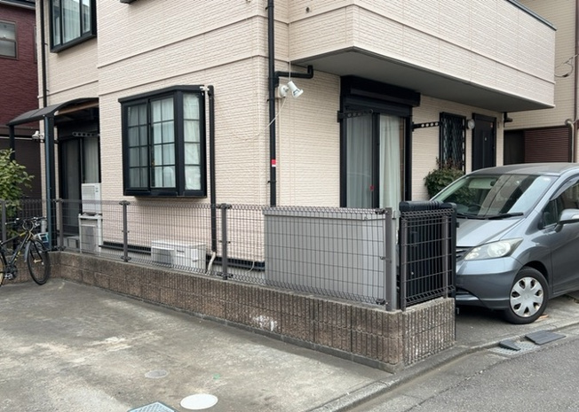 【庭】 | 庭のある家に住むことのメリットとして、子どもたちの遊び場を確保できること、ガーデニングや家庭菜園を楽しめること、明るさを確保できることがあります。また、配置を工夫することでプライバシーが確保できます。