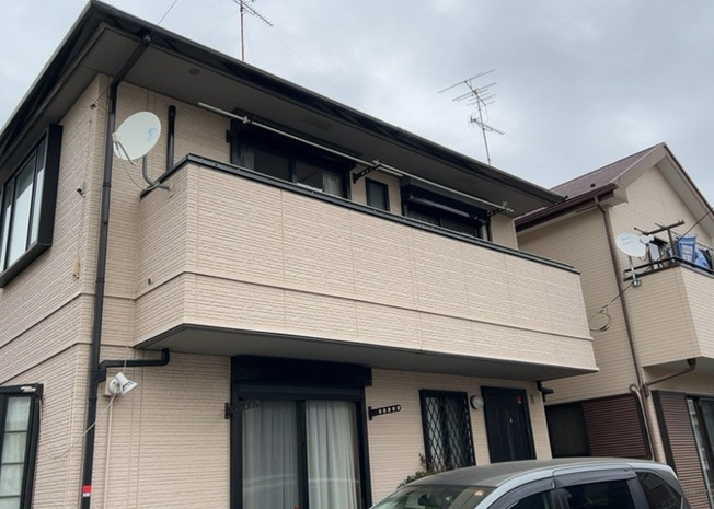 【外観】 | バルコニーは、建物内から室外へ楽に出入りできる便利なスペースです。また、バルコニーには手すりを付けることが義務付けられており、手すりの高さは110cm以上で施工することが建築基準法で定められています。