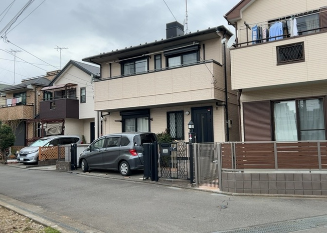 【前面道路含む現地写真】 | 住宅用の土地では前面道路に2m以上接していなければならないと法律で定められています。しかし、お持ちの車のサイズやライフスタイルなどにより、2mでは利便が悪い場合もございますので、事前に確認しましょう。