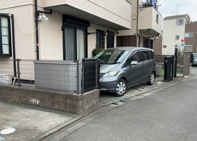【駐車場】 | 駐車場と明記されていても、最小スペースでつくられた駐車場だと大型車は駐車できなかったり、出入りしにくくなったりする可能性があります。お車のサイズと購入したい物件の駐車場のサイズを現地で確認しましょう。