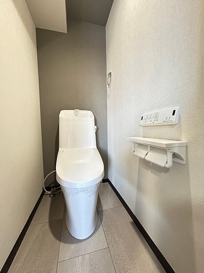 【トイレ】 | ◇◆サンハロー湘南台◆◇ | 落ち着いた色合いのクロスを使用したトイレ