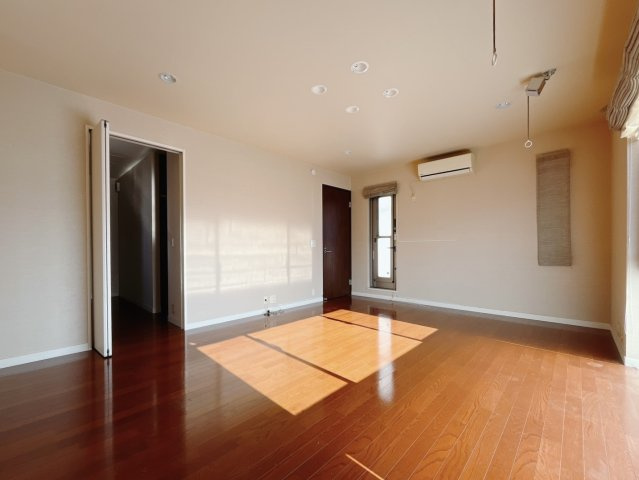 【中古戸建】足利市八椚町の洋室|■洋室｜ダブルベッドを置いても充分な広さを2Ｆのお部屋に設けております。お子様と家族みんなで寝るのも夢じゃありません♪窓からは光が差し込むので日中でも明るいお部屋です。