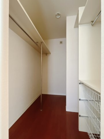 【中古戸建】足利市八椚町の収納|■WIC｜お洋服はもちろん、使う頻度の少ない家具や小物・場所を取りがちな旅行用のスーツケースなどもしまえます。また、厚手のコートをしまっても充分な広さを堪能できるプランです♪