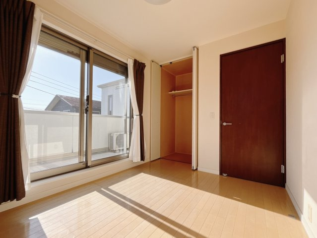 【中古戸建】足利市八椚町の洋室|■洋室｜2階各居室には収納をご用意しています♪常にお部屋を綺麗に保てます！小さなお子様も自然とお片付けができるようになるのでうれしいですよね！